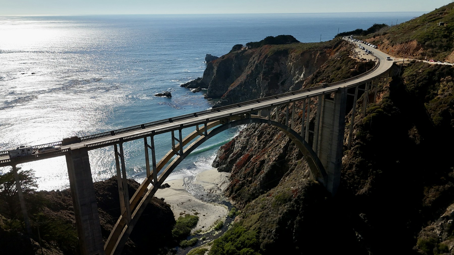 Bixby Creek Bridge junto al océano Pacífico